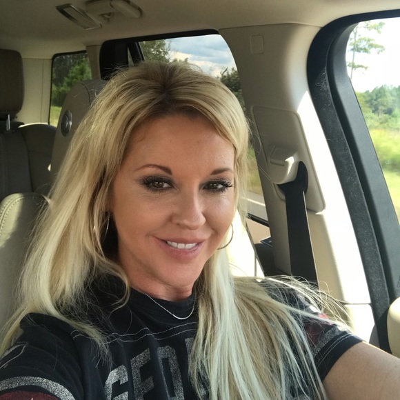 Meet your Posher, Angela - Picture 2 of 2